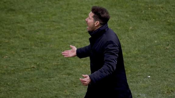 Diego Simeone, entrenador del Atlético, durante el partido ante el Betis en el Vicente Calderón. 