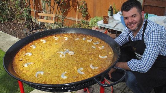 El músico y cocinero Antonio Casado, junto a una de sus paellas.