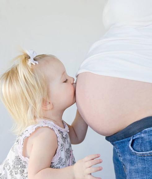 Congelar los óvulos antes de los 35 años  aumentará las probabilidades de embarazo futuras y disminuirá los riesgos para el feto asociados a la edad de la madre. 