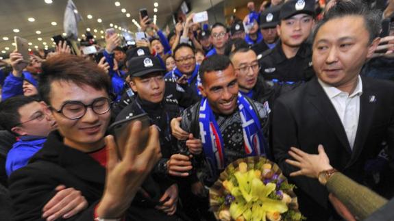 Carlos Tévez, a su llegada a Shanghái. 