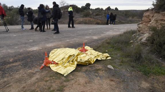 La ropa del detenido tapada, en las inmediaciones del lugar de los hechos.