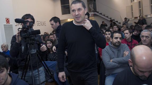 Otegi, antes de participar en un coloquio. 