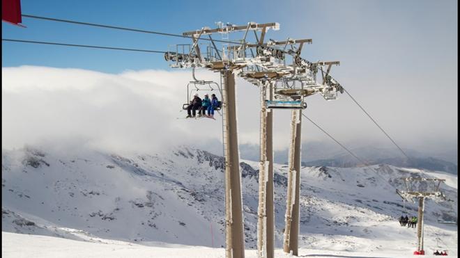 El telesilla Laguna muestra unas excelentes vistas del estado de Sierra Nevada