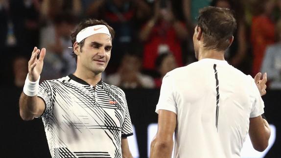 Federer y Nadal se saludan. 