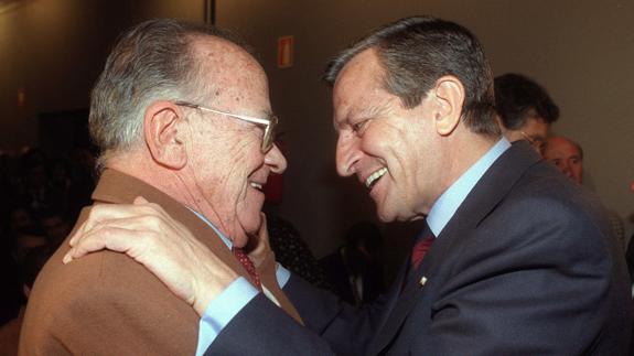 Santiago Carrillo y Adolfo Suárez, en 1996.