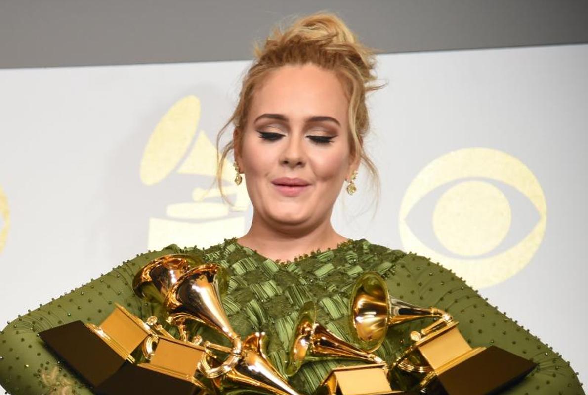 Adele, con sus cinco premios.