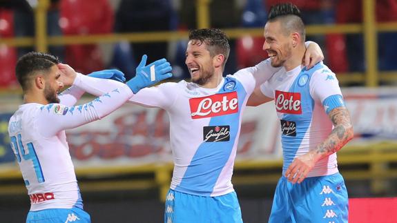 Los jugadores del Nápoles celebran un gol con su camiseta de la suerte. 