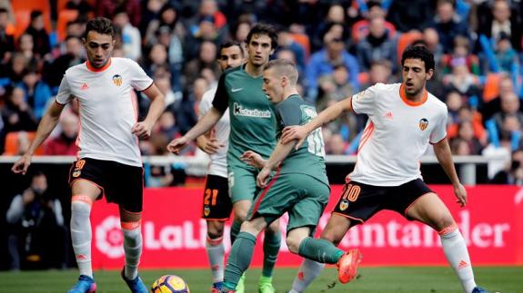 Muniain conduce ante Parejo y Munir. 