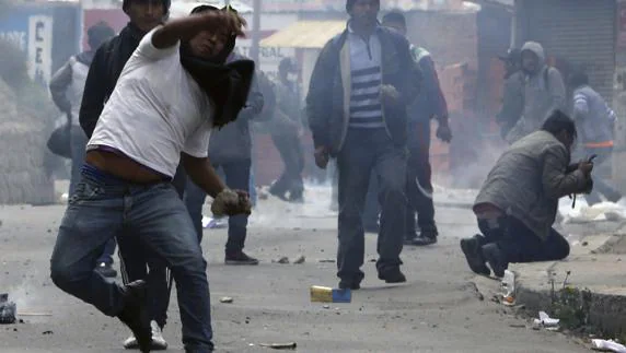 Un grupo de cocaleros se enfrenta con la policía boliviana. 