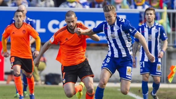 Mario Suárez trata de alcanzar a Marcos Llorente. 