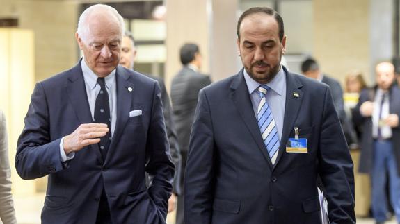 Naser al Hariri (d) y Staffan de Mistura. 