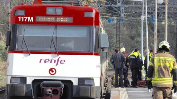 La unidad parada en la vía 1 debido al siniestro.