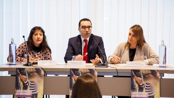 De izquierda a derecha, Delfina Balonga, presidenta de AGAF, el doctor Julián García Feijoo, presidente de la Sociedad Española de Glaucoma, y Josefina Llovert, Patient Advocacy Manager de Novartis España.