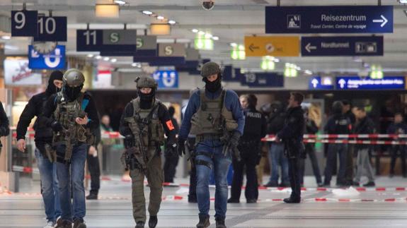 La Policía en la estación de Dusseldorf donde se produjo el ataque.