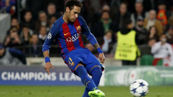 Neymar lanza el penalti ante el PSG. 