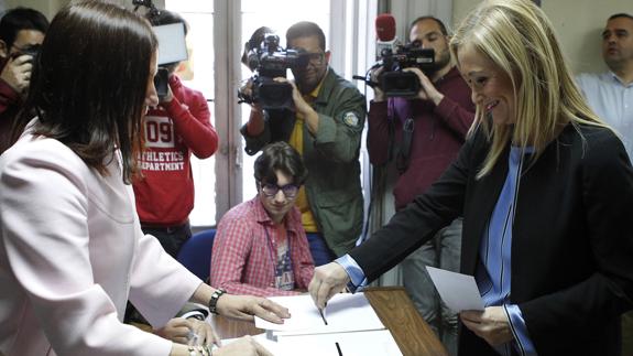 Cristina Cifuentes vota en la consulta por la presidencia del PP en Madrid.