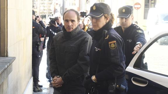 El acusado Miguel Angel Muñoz Blas, a su llegada a la Audiencia Provincial de León.