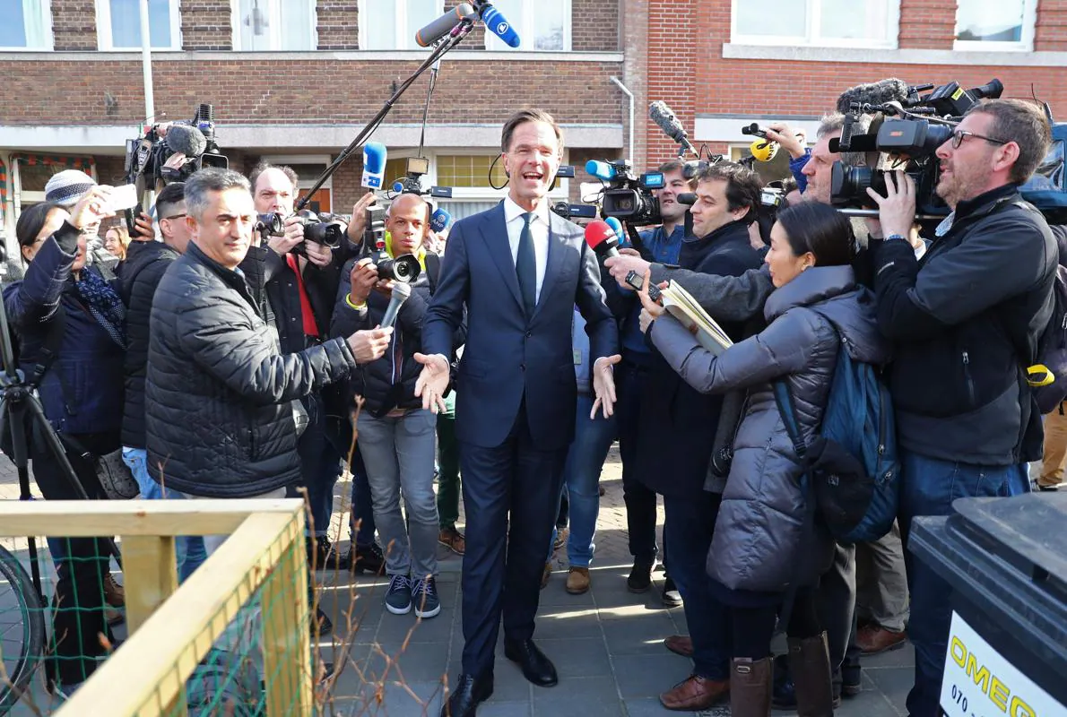 Mark Rutte atiende a los medios de comunicación tras depositar su voto.