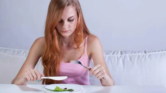 Restringir la ingesta de alimentos y comer compulsivamente son dos de los síntomas de la bulimia nerviosa.