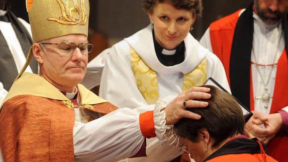 El arzobispo anglicano de Melbourne, Dr Philip Freier (i).