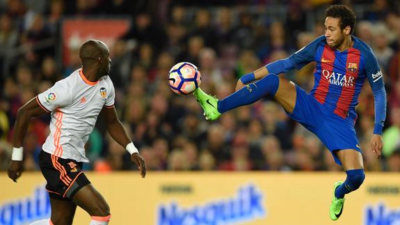 Neymar controla ante Mangala. 