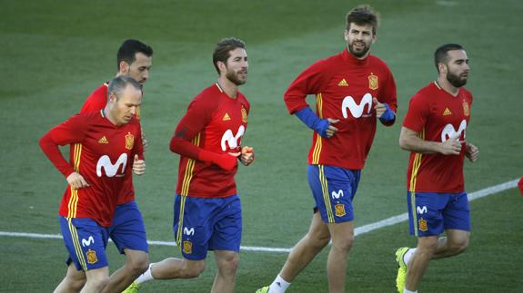 Piqué corre junto a Ramos, Busquets, Iniesta y Carvajal en Las Rozas. 