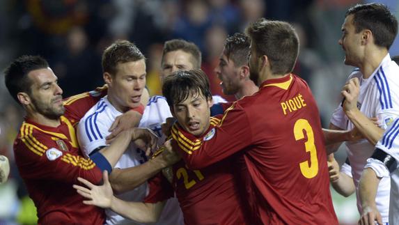 Tangana durante el último partido de España en El Molinón. 