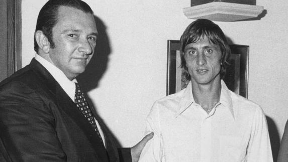 Agustí Montal, dando la bienvenida al Barça a Johan Cruyff. 