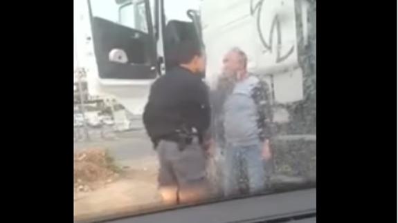 Un vídeo muestra la paliza de un policía israelí a un conductor palestino por rayar su coche