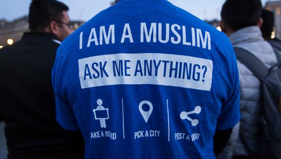 Un hombre viste una camiseta en que se lee: 'Soy un musulmán. Pregúntame cualquier cosa'. 
