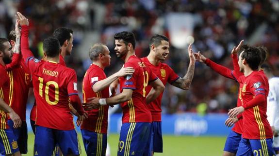 España celebra un gol. 