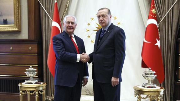 El presidente de Turquía, Recep Tayyip Erdogan (d) saluda al secretario de Estado estadounidense, Rex Tillerson (i).