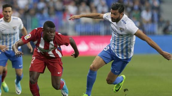 Thomas Partey (i) se lleva el balón ante Miguel Torres.