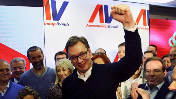 Aleksandar Vucic celebra su victoria electoral.