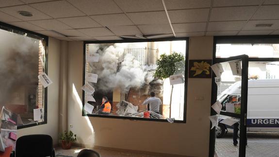 Los restos de la explosión vistos desde un local situado enfrente de la carnicería.