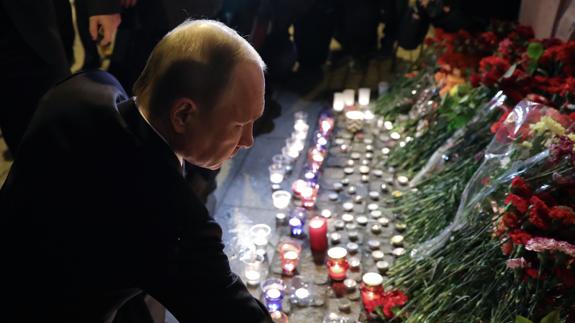 Putin deposita un ramo de flores en el lugar de la explosión.