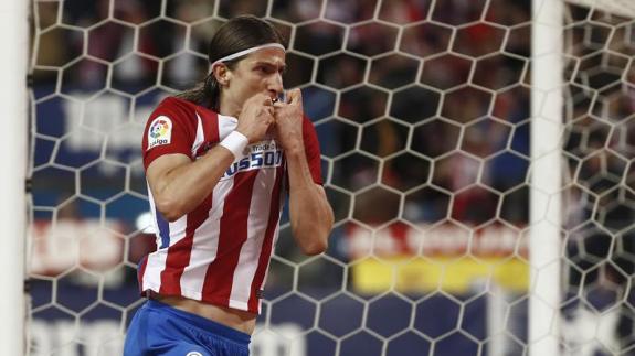 Filipe Luís celebra su gol ante la Real. 