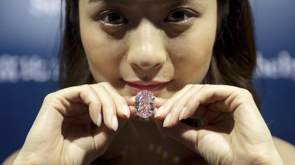 Una modelo muestra el diamante.