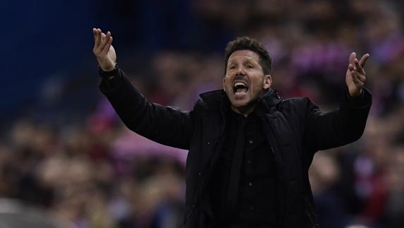 Simeone da instrucciones durante el partido. 