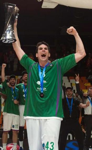 Carlos Suárez, con la Eurocup en su mano, celebra el título con sus compañeros. 