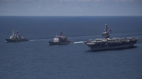 El USS Michael Murphy, el crucero Lake Champlain (CG-57) y el portaaviones Carl Vinson (i) navegan por el Índico.