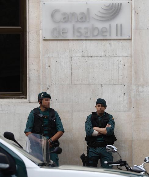 La Guardia Civil, en la sede del Canal de Isabel II.