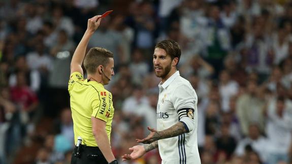 Hernández Hernández expulsa a Sergio Ramos. 