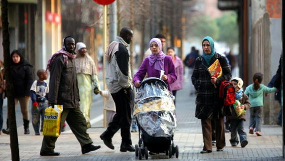 Inmigrantes musulmanes caminan por una calle de Salt (Gerona).