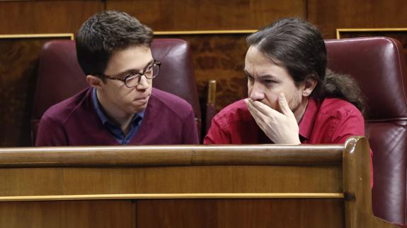 Íñigo Errejón y Pablo Iglesias, en el Congreso.