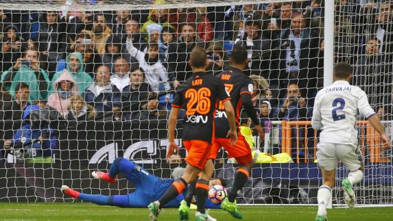 Diego Alves detiene el penalti a Cristiano. 