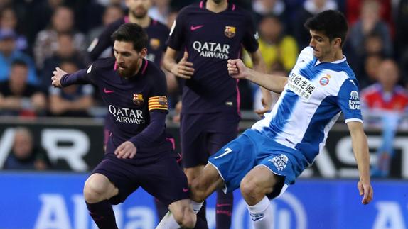 Messi, encimado por Gerard Moreno. 