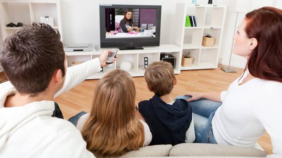 Una familia ve la televisión. 