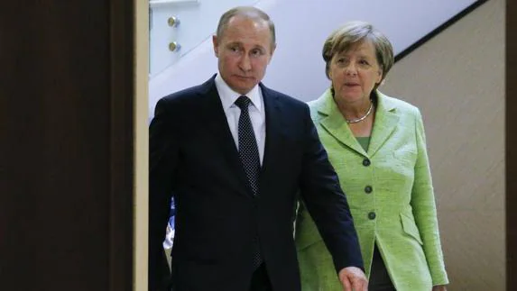 Putin y Merkel, tras reunirse en Sochi, Rusia.