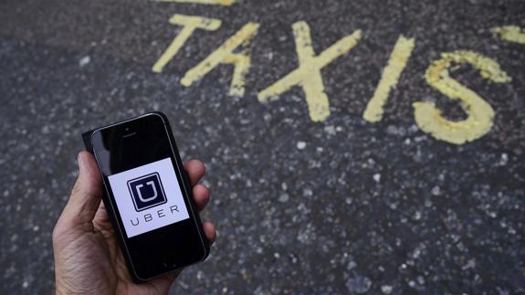 La UE da la razón a los taxistas en su guerra contra Uber